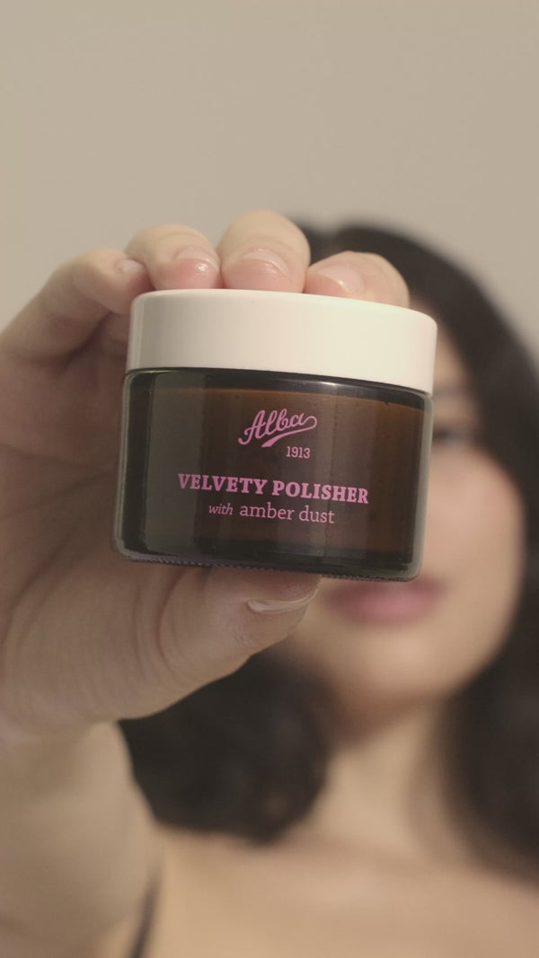 Peeling mechaniczny z pyłem bursztynowym